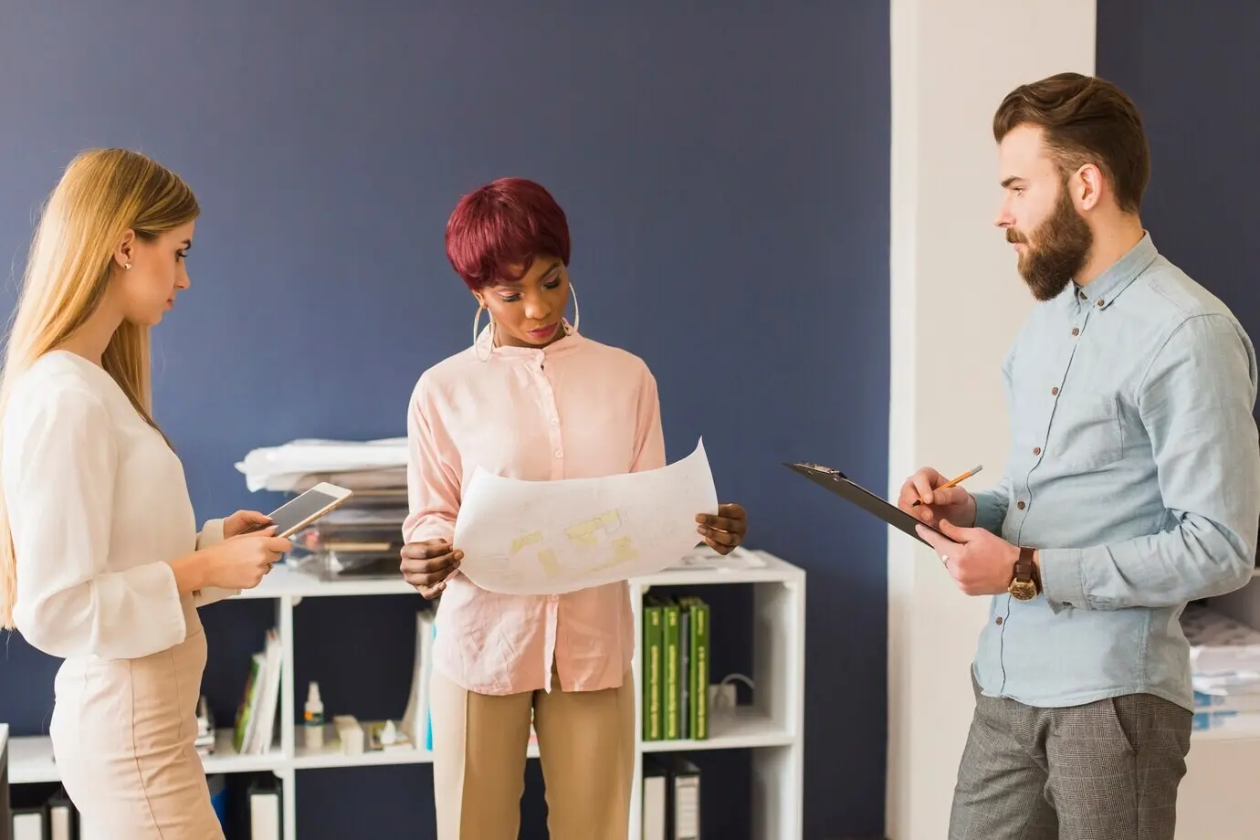 Menschen, die beim Lesen eines Entwurfs Notizen machen.