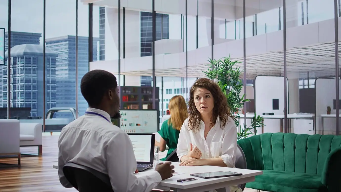 Eine ungeeignete, wütende Frau gerät nach der Absage auf das Stellenangebot in Wut.