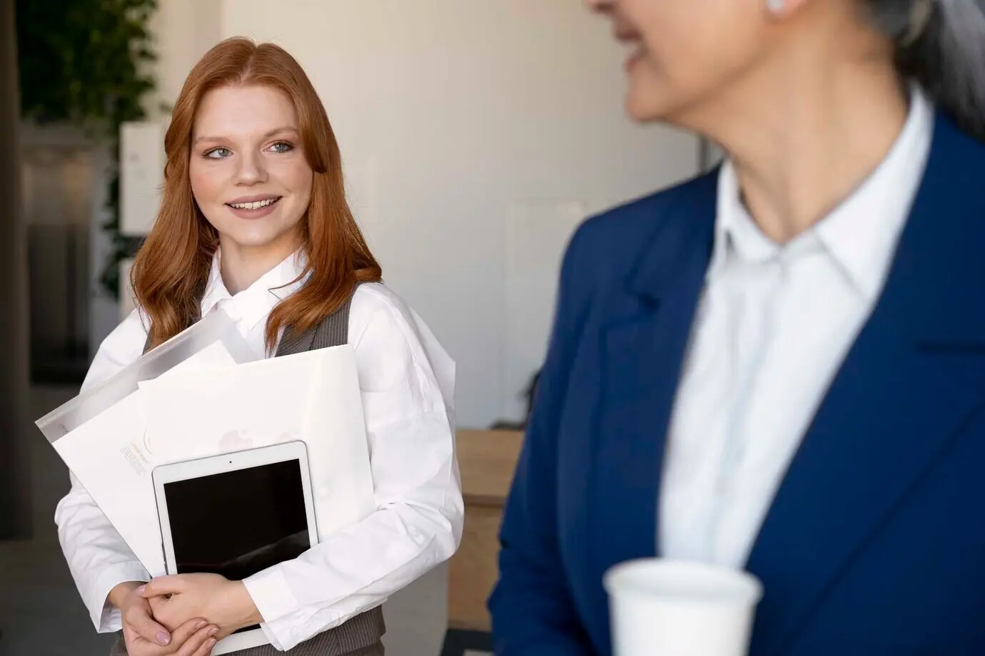 Seitenansicht von Frauen, die gemeinsam arbeiten.