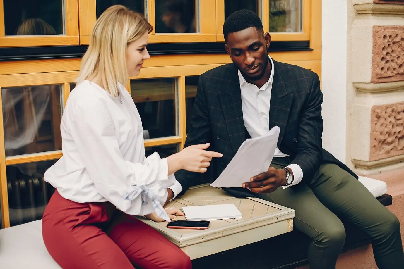 Geschäftspartner, die in einem Café sitzen